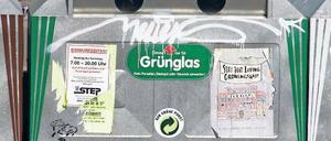 Rein damit. In der Innenstadt wurden neue Altglascontainer aufgestellt.