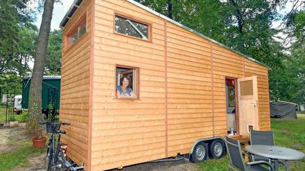 Schöner wohnen. Sylvia Dreyer in ihrem „Tiny-House“ auf dem Campingplatz am kleinen Lottschesee in Klosterfelde.