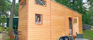 Schöner wohnen. Sylvia Dreyer in ihrem „Tiny-House“ auf dem Campingplatz am kleinen Lottschesee in Klosterfelde.