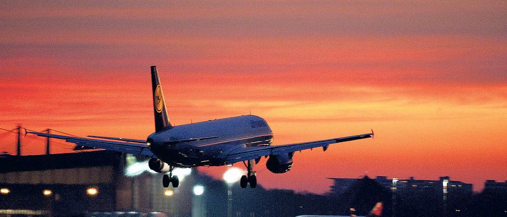 Landeerlaubnis. Die Lufthansa hat zwar einst einen Großflughafen für Berlin gefordert, am Ende zeigt sie aber wenig Interesse an einem Drehkreuz.