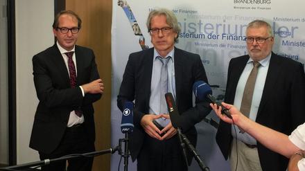 Lassen jetzt das Volk sprechen: Verkehrsminister Dobrindt, Finanzsenator Kollatz-Ahnen und Aufsichtsratschef Bretschneider.