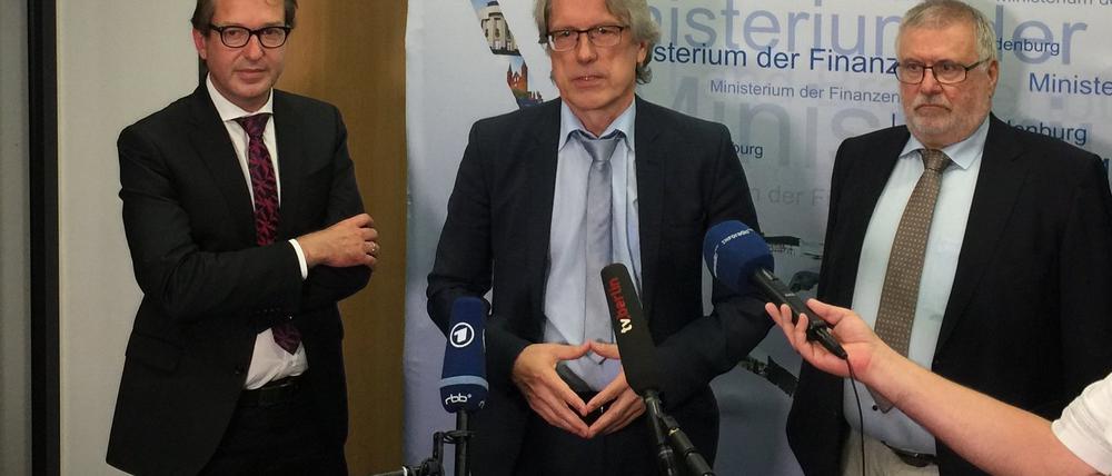 Lassen jetzt das Volk sprechen: Verkehrsminister Dobrindt, Finanzsenator Kollatz-Ahnen und Aufsichtsratschef Bretschneider.