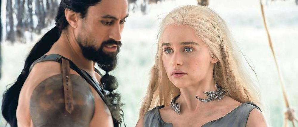 Welt im dauerhaften Kriegszustand. Zu allem Überfluss droht Serienhelden wie Daenerys (Emilia Clarke) oder Khal Moro (Joseph Naufahu) ein jahrelanger, harter Winter.