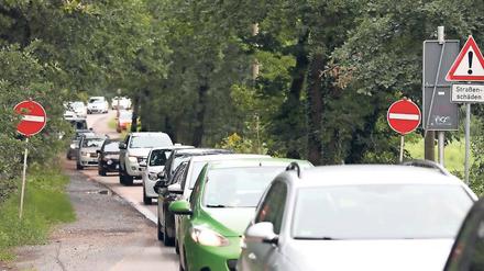 Stau am Golfplatz. Die vielen Autofahrer, die die Straße im Norden der Stadt als Schleichweg nutzen, belasten die Anwohner in Nedlitz seit Wochen.