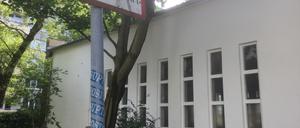 In einem Hinterhof zwischen Wohnblöcken Am Kanal gelegen befindet sich das ehemalige Heizhaus, das der Verein der Muslime künftig mieten und als Gebetsraum nutzen darf.