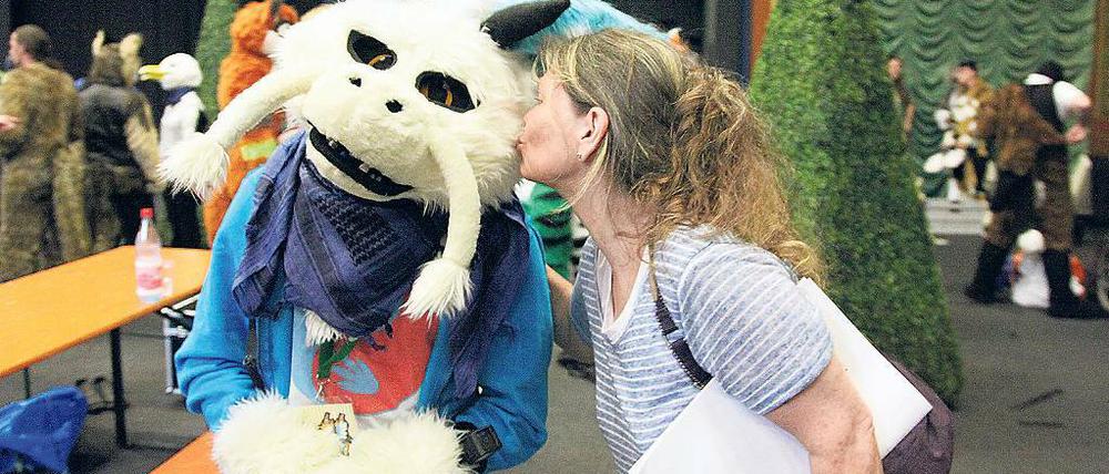 Knutschelch. Die Furrys kuschelten mit den Filmparkbesuchern.