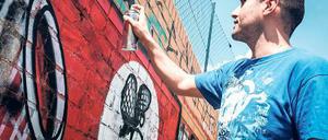 Kreuz weg. Ibo Omari übersprüht Hakenkreuze.