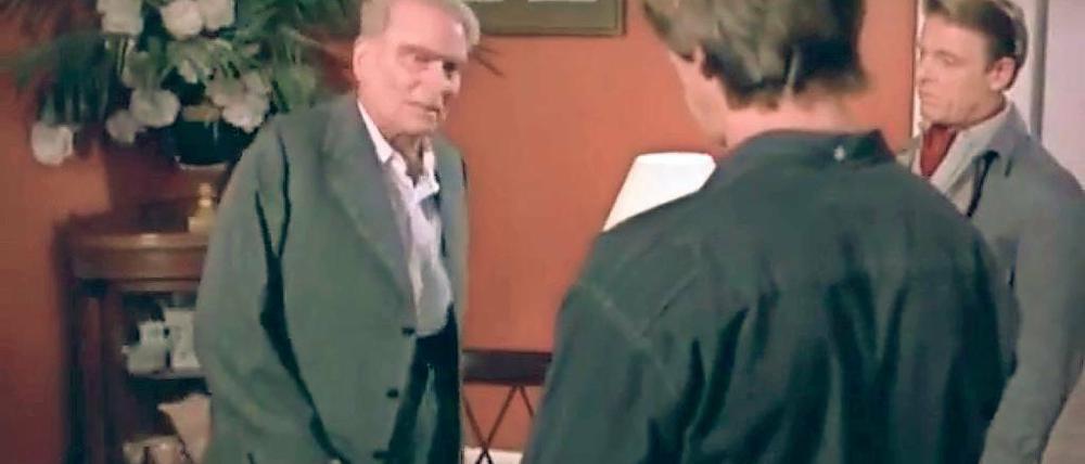 Und Abmarsch. Im Wechsel bewachten Soldaten der vier Siegermächte das Spandauer Kriegsverbrechergefängnis mit dem seit 1966 einzigen Häftling Rudolf Heß. Das Foto zeigt die Ablösung der sowjetischen Wache durch US-Soldaten am 2. Dezember 1953. In dem 1984 gedrehten Spielfilm „Wildgänse 2“ spielte Laurence Olivier Hitlers ehemaligen Stellvertreter.