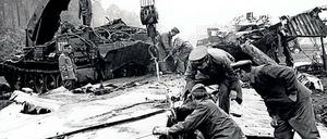 Die Katastrophe. Soldaten der Nationalen Volksarmee wurden im August 1972 zur Unglücksstelle in Wildau gerufen. Beim Absturz der IL-62 waren 148 Passagiere und acht Besatzungsmitglieder ums Leben gekommen.