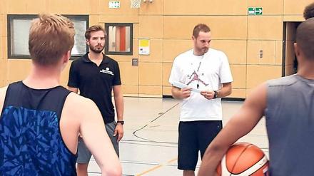 Seite an Seite. Trainer Denis Toromann (r.) und Michael Wende.