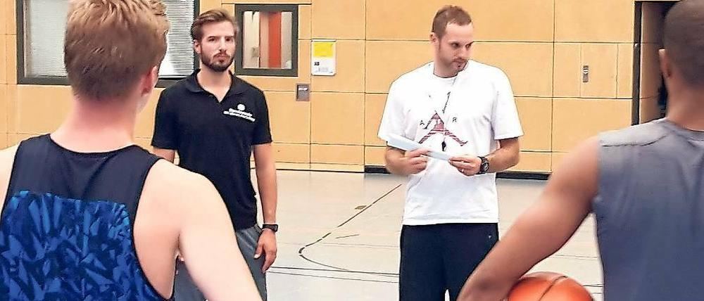 Seite an Seite. Trainer Denis Toromann (r.) und Michael Wende.