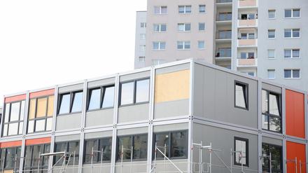 Solche Container werden als Ersatzschulbau an der Pirscheheide errichtet.