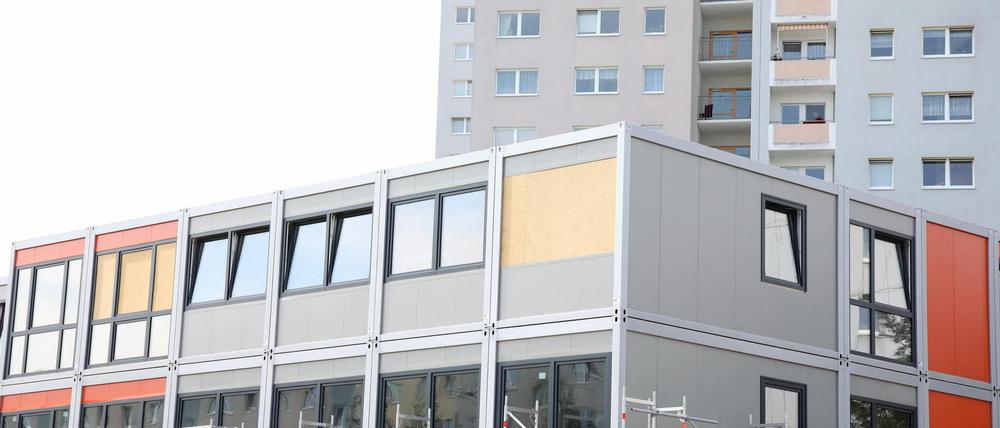Solche Container werden als Ersatzschulbau an der Pirscheheide errichtet.