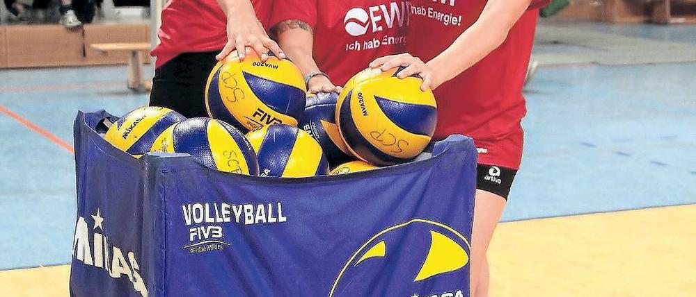 Neu dabei. Die Außenangreiferinnen Natasa Cikiriz (l.) und Antonia Stautz umrahmen Athletikcoach Federica Camerlo.