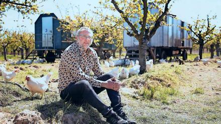Unter Hühnern. Über mangelnde Nachfrage musste sich Landwirt Jochen Fritz auch vor dem jüngsten Eier-Skandal keine Sorgen machen. In den Bauwagen bringt er die Tiere von Wiese zu Wiese. Nachts können die Hühner in den Wagen schlafen.
