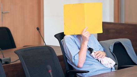 Unter Mordverdacht. Der Angeklagte zu Prozessbeginn.