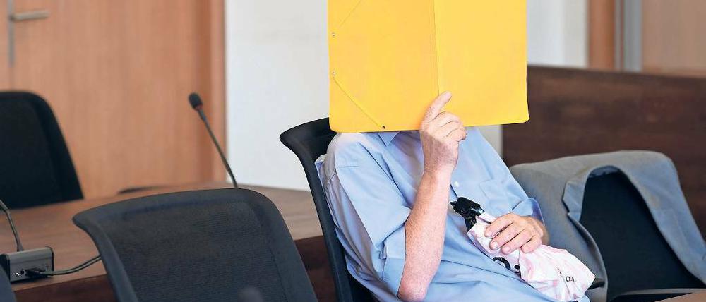 Unter Mordverdacht. Der Angeklagte zu Prozessbeginn.