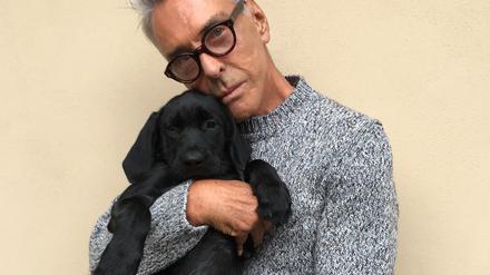 Wolfgang Joop mit einem der Welpen seiner Hündin Leni.
