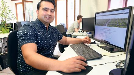 In Sicherheit. Zekria Asify aus Afghanistan musste Schleppern 17 000 Dollar bezahlen, um über Pakistan und Dänemark nach Deutschland zu kommen. Für ihn ist es wichtig, dass er nach seiner Ausbildung zum Fachinformatiker seine Eltern unterstützen kann, die noch in der Nähe von Kabul wohnen.
