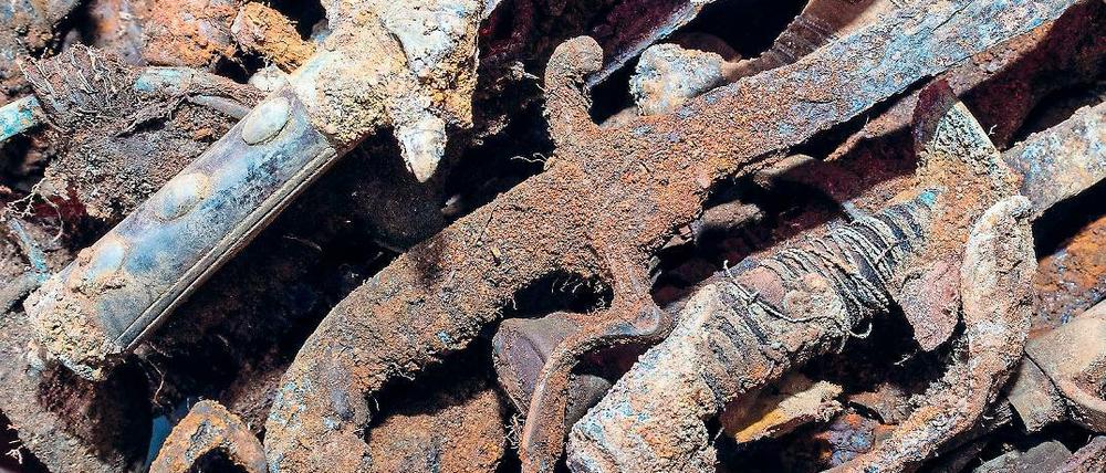 Herkunft unklar. Die stark verrosteten historischen Degen und Stichwaffen wurden noch nicht untersucht.