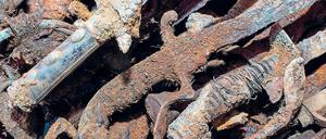 Herkunft unklar. Die stark verrosteten historischen Degen und Stichwaffen wurden noch nicht untersucht.