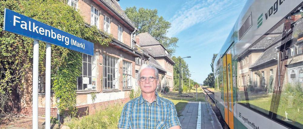 Bahnhofsvorsteher. Thomas Wittstock vor seinem Bahnhofsgebäude in Falkenberg/Mark. Bereits seit Längerem verkauft die Bahn sukzessive Bahnhofsgebäude, die sie für den laufenden Betrieb nicht mehr braucht.