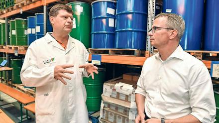 Übers Essen sprechen. Brandenburgs Wirtschaftsminister Albrecht Gerber (SPD, r.) unterhält sich auf einer Pressefahrt mit Brandenburger Lebensmittelproduzenten, für die das Vermarkten regionaler Produkte Unternehmensstrategie ist.