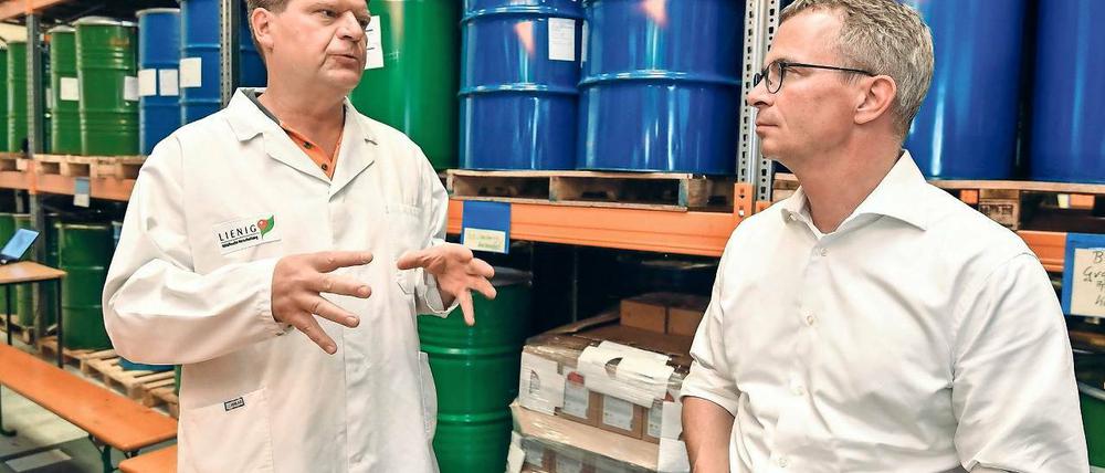 Übers Essen sprechen. Brandenburgs Wirtschaftsminister Albrecht Gerber (SPD, r.) unterhält sich auf einer Pressefahrt mit Brandenburger Lebensmittelproduzenten, für die das Vermarkten regionaler Produkte Unternehmensstrategie ist.