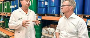Übers Essen sprechen. Brandenburgs Wirtschaftsminister Albrecht Gerber (SPD, r.) unterhält sich auf einer Pressefahrt mit Brandenburger Lebensmittelproduzenten, für die das Vermarkten regionaler Produkte Unternehmensstrategie ist.
