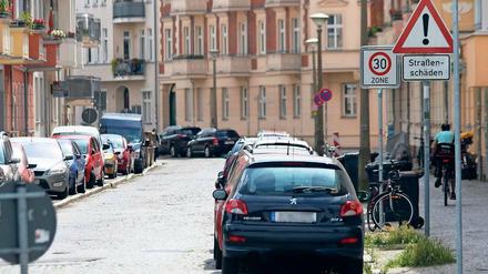 Bedingt befahrbar. 1050 Straßen gibt es in Potsdam, 80 Prozent davon sind sanierungsbedürftig. Doch obwohl die Stadt mehr Geld ausgibt, ist das gar nicht so einfach.
