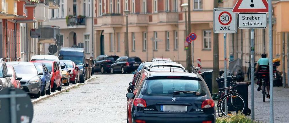 Bedingt befahrbar. 1050 Straßen gibt es in Potsdam, 80 Prozent davon sind sanierungsbedürftig. Doch obwohl die Stadt mehr Geld ausgibt, ist das gar nicht so einfach.