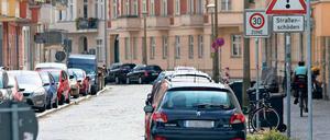 Bedingt befahrbar. 1050 Straßen gibt es in Potsdam, 80 Prozent davon sind sanierungsbedürftig. Doch obwohl die Stadt mehr Geld ausgibt, ist das gar nicht so einfach.