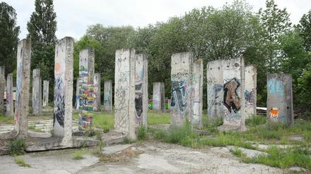 Teile der Mauer am Teltower Hafen.