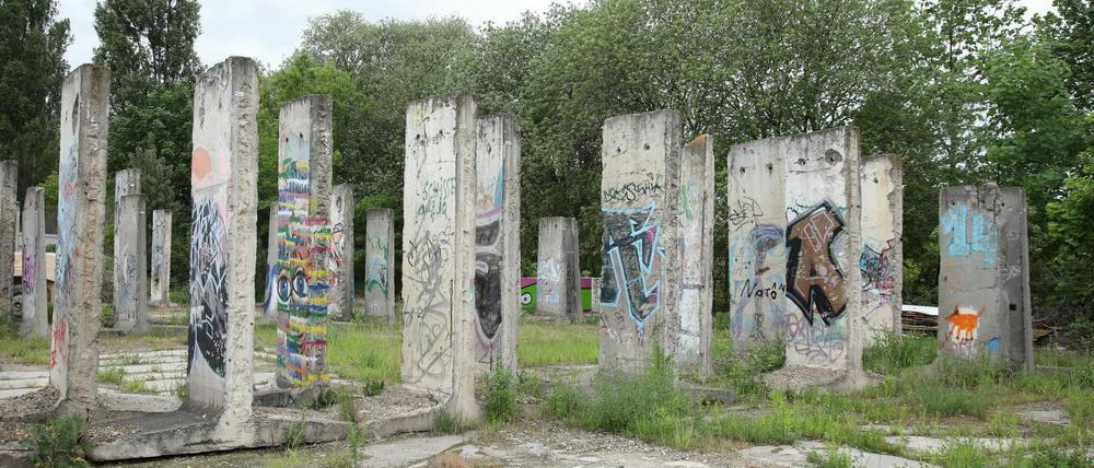 Teile der Mauer am Teltower Hafen.