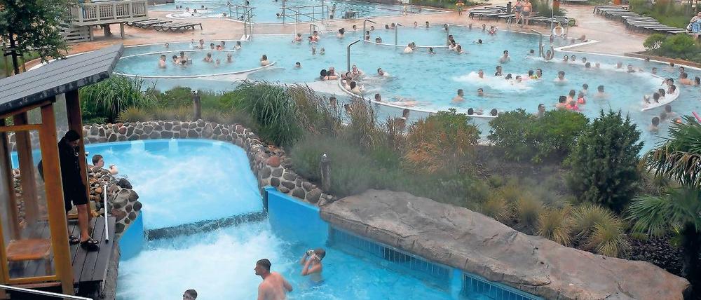 Gut besucht. Mehr als eine Million Gäste besuchen jährlich das Tropical Island im Landkreis Dahme-Spreewald. Das Badeparadies hatte einen schlechten Start, schreibt aber seit einigen Jahren schwarze Zahlen.