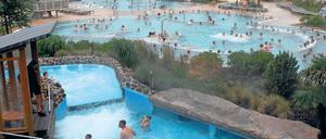 Gut besucht. Mehr als eine Million Gäste besuchen jährlich das Tropical Island im Landkreis Dahme-Spreewald. Das Badeparadies hatte einen schlechten Start, schreibt aber seit einigen Jahren schwarze Zahlen.