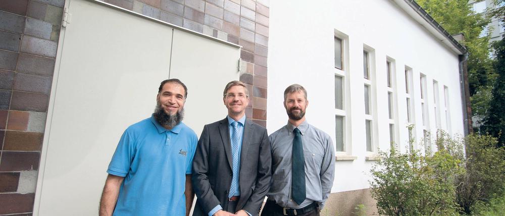 Mehr Platz. Vorstand Kamal Mohamad Abdallah, Vereinssprecher Habib Weide und Potsdams Ordnungsbeigeordneter Mike Schubert (SPD, v. l.), hier vor dem ehemaligen Heizhaus, sind froh, dass die Suche nach einem größeren Gebetsraum für die Potsdamer Muslime beendet ist.