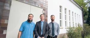 Mehr Platz. Vorstand Kamal Mohamad Abdallah, Vereinssprecher Habib Weide und Potsdams Ordnungsbeigeordneter Mike Schubert (SPD, v. l.), hier vor dem ehemaligen Heizhaus, sind froh, dass die Suche nach einem größeren Gebetsraum für die Potsdamer Muslime beendet ist.