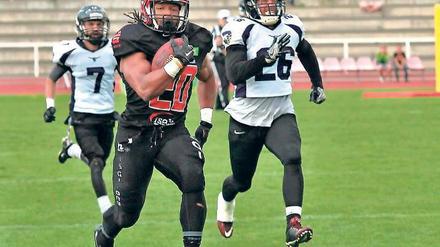 Fang mich, wenn du kannst. Potsdams Runningback Calvinaugh Jones läuft den gegnerischen Verteidigern ständig davon. Gegen die Langenfeld Longhorns gelangen ihm seine Saison-Touchdowns 14 bis 16.