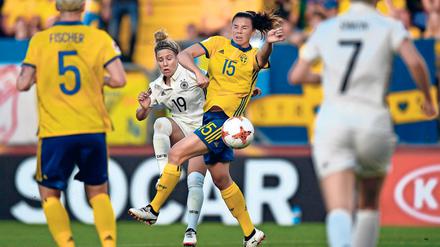 Will ran. Svenja Huth (l.) hofft auf einen Einsatz im Halbfinale.