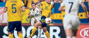 Will ran. Svenja Huth (l.) hofft auf einen Einsatz im Halbfinale.