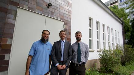 Vor dem neuen Moscheestandort in Potsdam: Vereinsvorsitzender Kamal Mohamad Abdallah (links), Sozialderzenent Mike Schubert (Mitte) und Vereinssprecher Habib Weide (rechts).