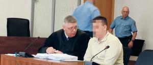 Angeklagt. Der Brandstifter (r.) und sein Anwalt.