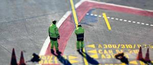 Darf hier weiter geflogen werden? Mitarbeiter des Flughafens Tegel beim Einweisen einer gelandeten Maschine.