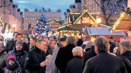 Umstritten. Der jährliche Weihnachtsmarkt in der Brandenburger Straße ist zwar stets gut besucht, dennoch sehen Tourismusexperten Verbesserungsbedarf.
