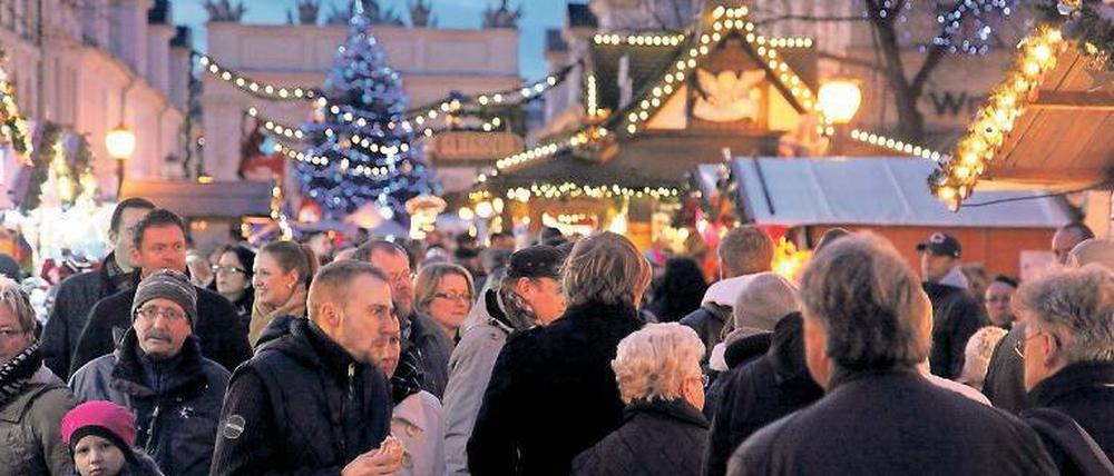 Umstritten. Der jährliche Weihnachtsmarkt in der Brandenburger Straße ist zwar stets gut besucht, dennoch sehen Tourismusexperten Verbesserungsbedarf.