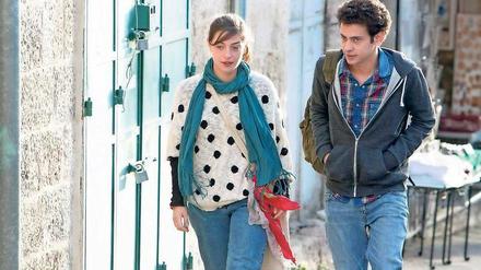 Julia und Romeo. Die Israelin Naomi (Daniel Kitsis) und der Palästinenser Eyad (Tawfeek Barhom) versuchen mit den sie umgebenden Konflikten zurechtzukommen.
