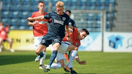 Hatte ein starkes Debüt. Tino Schmidt bekam für sein erstes Pflichtspiel im SVB-Dress viel Beifall von den Rängen. Der 23-jährige Offensivspieler präsentierte sich äußerst laufstark und spielfreudig und bereitete die 1:0-Führung für Nulldrei vor.