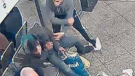 Gesucht. Drei Jugendliche attackierten am Mehringdamm einen Mann.
