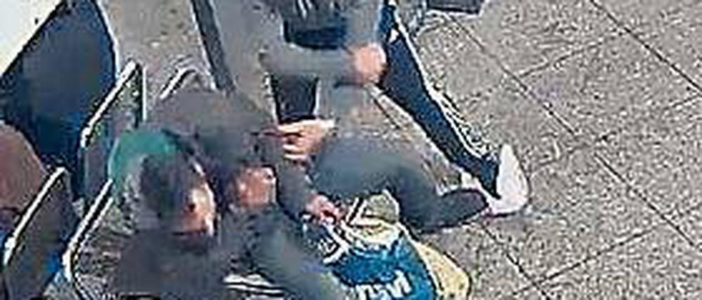 Gesucht. Drei Jugendliche attackierten am Mehringdamm einen Mann.